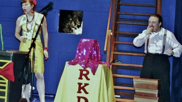 Das Ensemble des Fränkischen Theaters Schloss Maßbach: Mit dem Stück "Mokupoku" hat es in einer Produktion mit dem Stadttheater Fürth eine zeitkritische Komödie für Kinder und Erwachsene ins Programm genommen. Fotos: Werner Vogel