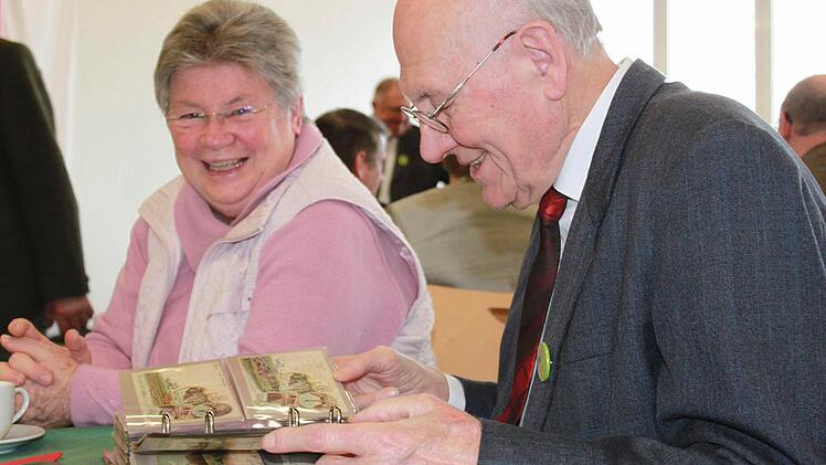 Auch Altbürgermeister Rolf Feulner und seine Frau Irmi sahen sich begeistert die Ansichtskarten an.Foto: Katharina Becht