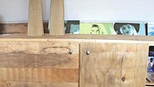 Rustikal und unverwechselbar ist dieses Sideboard. Der Clou ist eine Ablage im hinteren Bereich Foto: Sonja Adam