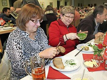 Beim politischen Aschermittwoch der SPD in Burgkunstadt isst man nach guter alter Sitte "Ärpfl und weiß'n Käs'". Das lassen sich (von links) Regina Ehnes, Ruth Wiegandt und Jochen Körner, allesamt aus Redwitz, nicht zweimal sagen.  Fotos: Stephan Stöckel