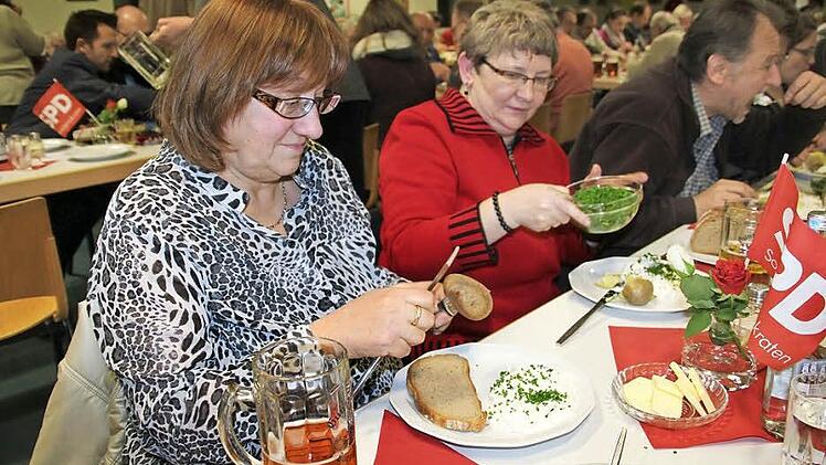 Beim politischen Aschermittwoch der SPD in Burgkunstadt isst man nach guter alter Sitte "Ärpfl und weiß'n Käs'". Das lassen sich (von links) Regina Ehnes, Ruth Wiegandt und Jochen Körner, allesamt aus Redwitz, nicht zweimal sagen.  Fotos: Stephan Stöckel