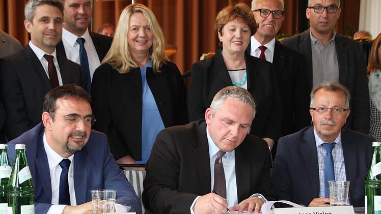 Ingo Vialon, Vorstandsvorsitzender der Staatlichen Mineralbrunnen AG, unterzeichnet die Absichtserklärung. Foto: Ulrike Müller