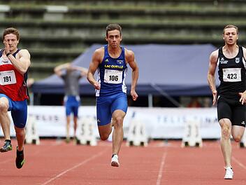Der Albertshausener Jonathan Laik (Mitte) wurde in der U20-Altersklasse beim erstklassig besetzten Rolf-Watter-Sportfest in Regensburg Dritter über 100 und 200 Meter. Foto: Theo Kiefner