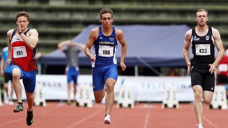 Der Albertshausener Jonathan Laik (Mitte) wurde in der U20-Altersklasse beim erstklassig besetzten Rolf-Watter-Sportfest in Regensburg Dritter über 100 und 200 Meter. Foto: Theo Kiefner
