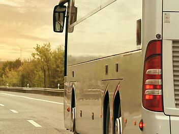 Ein Ausweichman&ouml;ver hat einen Reisebus auf einer Kreisstra&szlig;e bei  Lautertal gestoppt. Die 40 Fahrg&auml;ste mussten den Bus verlassen, weil er zu kippen drohte. Symbolfoto: Archiv