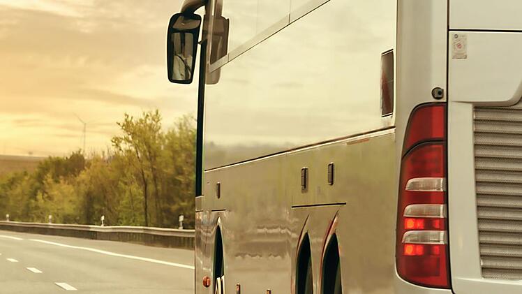 Ein Ausweichman&ouml;ver hat einen Reisebus auf einer Kreisstra&szlig;e bei  Lautertal gestoppt. Die 40 Fahrg&auml;ste mussten den Bus verlassen, weil er zu kippen drohte. Symbolfoto: Archiv