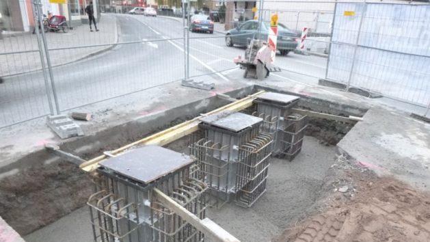 Hier stecken die Mehrkosten bei der Großbaustelle: Sicherheitspoller mussten eingebaut werden.  Foto: Stadt Kulmbach