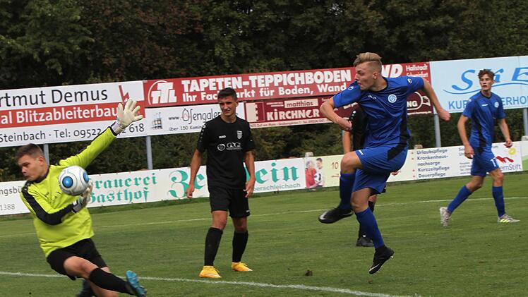 Mit einer Glanzparade verhindert hier der Sander Keeper Niklas Götz (links) ein weiteres Tor von Raul Kaupa (rechts),  Sebastian Krines ist in der Mitte zum Zuschauen gezwungen.