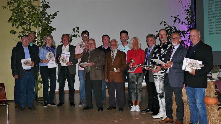 Für 40 bis 49 Jahre Mitgliedschaft wurden geehrt: Herbert Niemczyk; Manfred Weber; Doris Schütz; Günther Stenglein; Ferdinand Ramsauer; Christian Schuberth; Ewald Heierth; Bernd Naber; Peter Schütz; Marion Ramsauer; Walter Hacker; Erich Witzgall; Herbert Sommer; Dieter Seuß Foto: Werner Reißaus