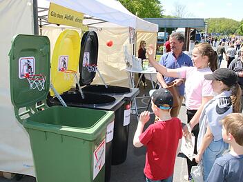Treffsicherheit bei der Mülltrennung üben. Spielerisch wurden die Kinder an die Benutzung der verschieden farbigen Tonnen herangeführt.