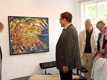 Zahlreiche Besucher kamen zur Ausstellung und beschäftigten sich mit den Kunstwerken, hier mit Vorsitzender Gabriele Schöpplein (links) und Bürgermeister Walter Ziegler (Dritter von links).  Foto: Günther Geiling