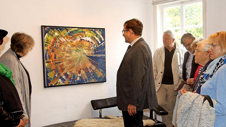 Zahlreiche Besucher kamen zur Ausstellung und beschäftigten sich mit den Kunstwerken, hier mit Vorsitzender Gabriele Schöpplein (links) und Bürgermeister Walter Ziegler (Dritter von links).  Foto: Günther Geiling
