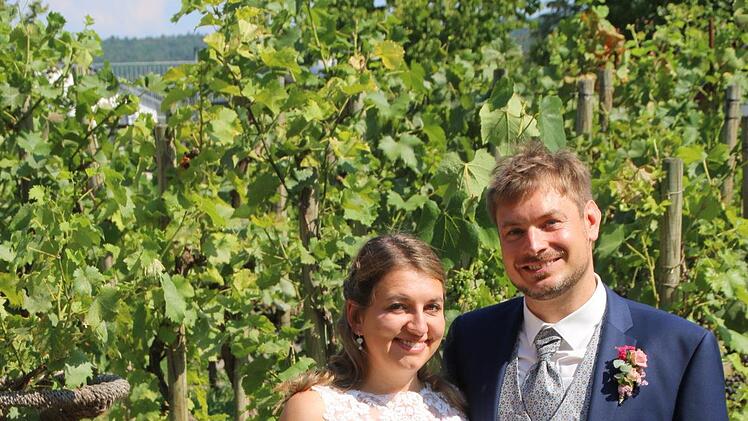 Julia Reizlein  und Sebastian Marsch  vor den rebstöcken im MuseumshofHilmar Ruppert