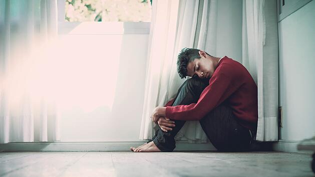 Während einer Depression oder einer depressiven Verstimmung fällt es schwer, Freude zu  empfinden. Abhilfe können in manchen Fällen Johanniskraut-Präparate schaffen. Foto: Fernando/Unsplash.com.