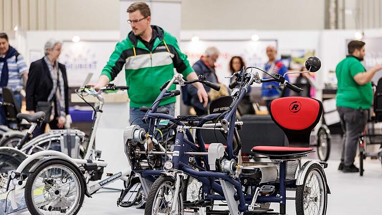 Ein Mann verkauft Fahrräder.