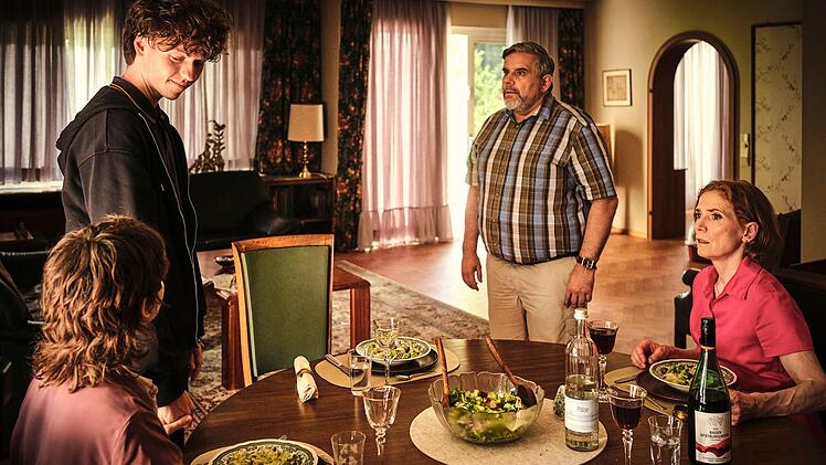 Mike (Jeremias Meyer, zweiter von links) erzählt seinen Eltern (Bruno Cathomas und Judith Hofmann, rechts), dass er seine neue Freundin Nisha (Amina Merai) heiraten will. Auch, dass sie ein Kind erwarten. Die Eltern sind außer sich, vor allem Mikes Vater Gustav.
