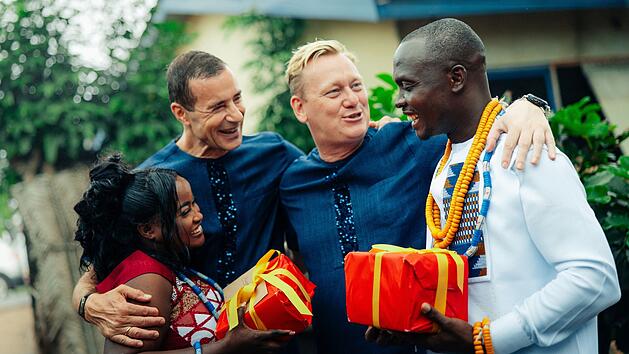 Fr&ouml;hlich beschenkt werden: Kai Pflaume (zweiter von links) und Jens "Knossi" Knossalla (zweiter von rechts) freuen sich mit dem Brautpaar in Ghana.