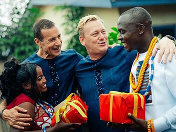Fr&ouml;hlich beschenkt werden: Kai Pflaume (zweiter von links) und Jens "Knossi" Knossalla (zweiter von rechts) freuen sich mit dem Brautpaar in Ghana.