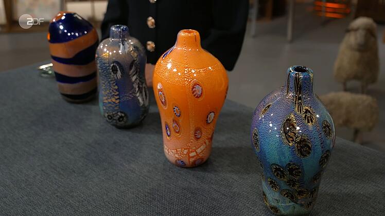 Die vier Vasen aus Muranoglas aus den 1950er- bis 70er-Jahren waren 1.700 bis 2.400 Euro wert. Julian Schmitz-Avila lie&szlig; sich aufgrund starker Besch&auml;digungen gerade noch auf 1.000 Euro hochhandeln.