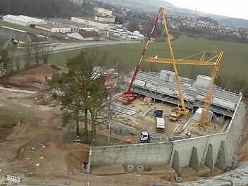 Das Parkhaus am Klinikum nimmt Gestalt an. Wenn es fertig ist, wird mit dem Neubau des Krankenhauses begonnen. Foto: p