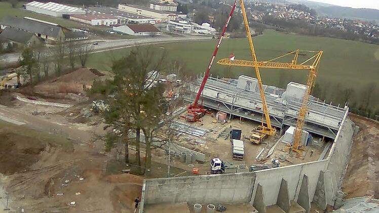 Das Parkhaus am Klinikum nimmt Gestalt an. Wenn es fertig ist, wird mit dem Neubau des Krankenhauses begonnen. Foto: p