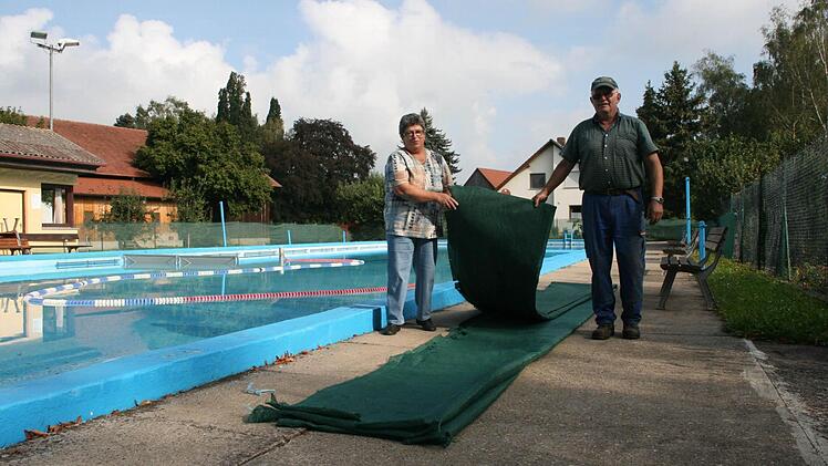 Zwei, die viel Zeit ins Freibad investieren: Roswitha und Leo Ehmann. Foto: Daniela Röllinger