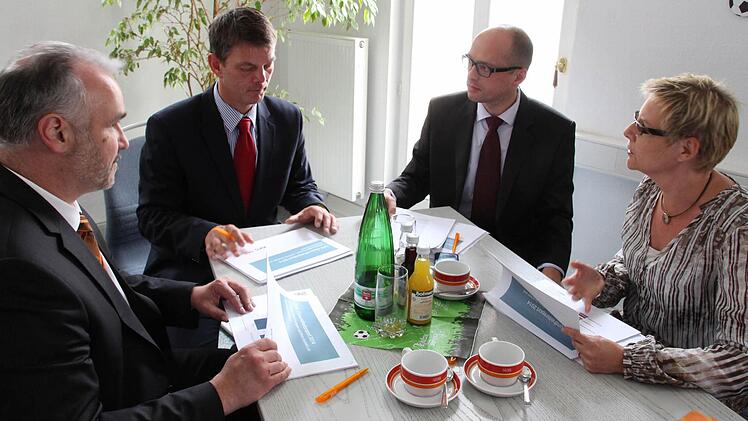 DAK-Vertreter Wolfgang Flaig, Markus Körner und Stefan Wandel und Bundestagsabgeordnete Sabine Dittmar (SPD) diskutieren über Ergebnisse des neuen DAK-Gesundheitsreports.