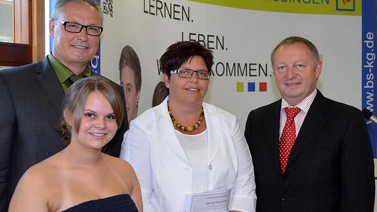 Mit einer Eins schlossen Kristina Hannwacker und Marion Enders ihre Ausbildung ab. Hinten Schulleiter Rudolf Hofmann, rechts Landrat Thomas Bold.