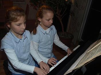 Als kleine Klaviervirtuosen begeistern Lusia (links) und Marie Baier. Die Zwillinge gewannen auf nationaler Ebene in Hof den Wettbewerb "Piano über Grenzen" und qualifizierten sich für das Finale an diesem Wochenende in Karlsbad.  Foto: Stefan Geiger