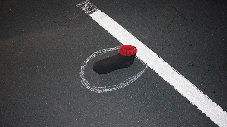 Ein Fahrradstiefel des Getöteten blieb nach dem Aufprall in der Fahrbahnmitte liegen.  Foto: Friedwald Schedel