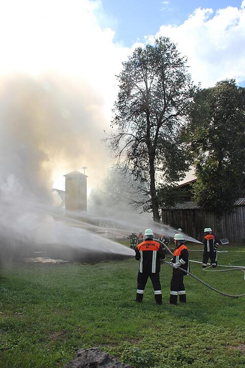Lagerhalle in Au brennt