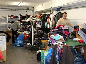 Nicht nur den erwarteten Flüchtlingen, sondern allen Bürgern steht die Kleiderkammer in der Mittelschule zur Verfügung. Am Dienstag tauschte das Kleiderkammer-Team (im Bild, von links: Ulrike Rittsteiger, Hubertus Schuster und Annerose Sonntag) Sommer- gegen Winterkleidung, um alle Spenden unterbringen zu können.Foto: Bettina Knauth