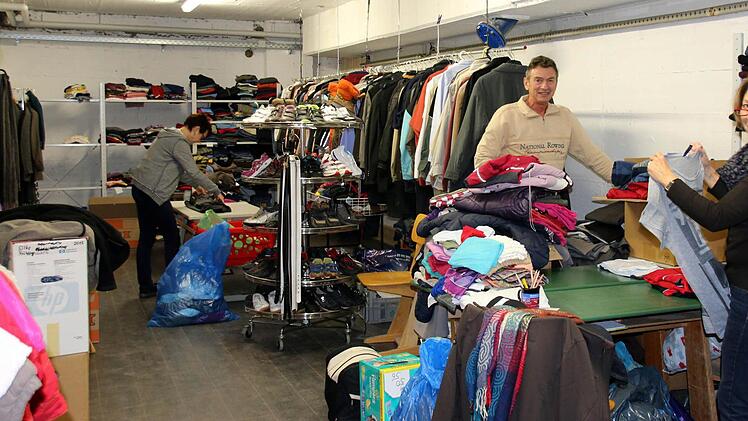 Nicht nur den erwarteten Flüchtlingen, sondern allen Bürgern steht die Kleiderkammer in der Mittelschule zur Verfügung. Am Dienstag tauschte das Kleiderkammer-Team (im Bild, von links: Ulrike Rittsteiger, Hubertus Schuster und Annerose Sonntag) Sommer- gegen Winterkleidung, um alle Spenden unterbringen zu können.Foto: Bettina Knauth