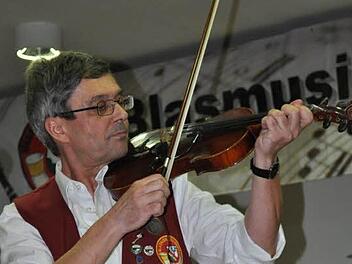 Von wegen reine Blasmusik: Joachim Bernhard versuchte sich im Geigenspielen.  Foto: Simon Albrecht