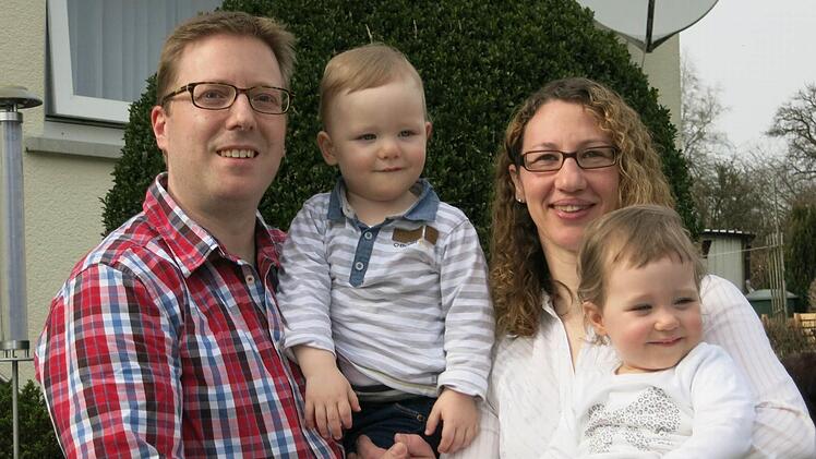 Frank und Nathalie Neubauer mit ihren Zwillingen Paul und Lisa. Foto: privat