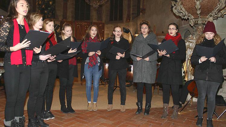 Die neun Mädchen des Vokalensemble (Leitung: Petra Schlosser, nicht im Bild) überzeugten mit den Liedern "Komm nun, weihnachtlicher Geist" und dem Spiritual "Go, tell it on the montain"