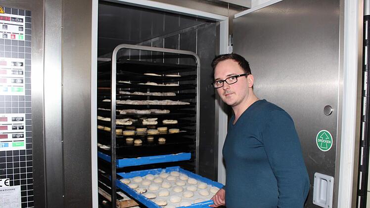 Die "Langzeitgare” in dem neuen Gärschrank hat nach Meinung der Experten Auswirkung auf die Qualität der Backwaren. Im Bild Betriebsinhaber Maximilian Ley Foto: Evi Seeger