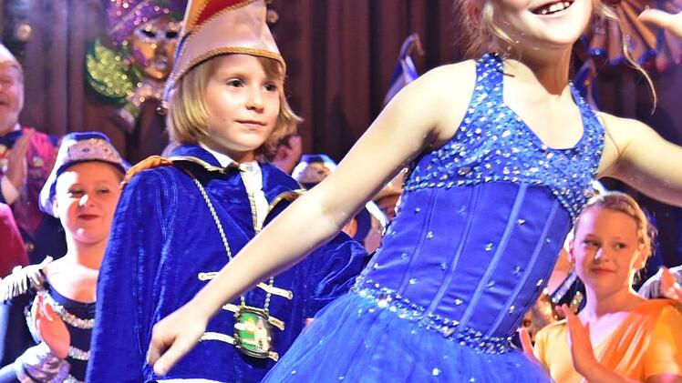 Entzückend ist das Bad Rodacher Kinderprinzenpaar Elina Meyer und Sedric Thumser. Foto: Gabi Arnold