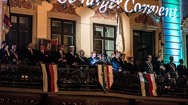 Coburger im Zeichen des 150. CC-Pfingstkongresses: Fackelzug und nächtliche Feierstunde auf dem Marktplatz.Foto: Jochen Berger
