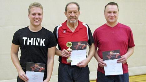 Die Vereinsmeisterschaft im Herren-Einzel gewann beim FC Nordhalben Gerhard Wachter (Mitte) vor Benjamin Stumpf (links) und Gerd Hornfeck.  Fotos: Hans Franz