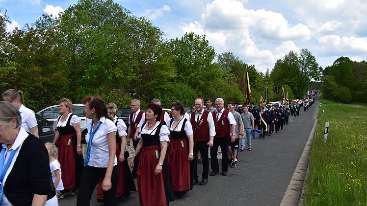 Der Festzug in Geschwand Foto: Petra Malbrich