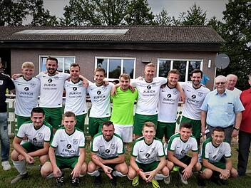 Neuer Stadtmeister im Freien ist der  VfR Katschenreuth. Unser Bild zeigt die Mannschaft des Bezirksligisten mit (hinten, von links) Trainer Detlef Zenk (links),  Pascal Kolb, Martin Schubert, Christopher Weggel, Hannes Michel, Dominic Buß, Stefan Wettermann, Lukas Beszczynski, Max Kirsch, TSV-Vorsitzendem Lothar Seyfferth, TSV-Spielleiter Hermann Stübinger und TSV-Fußballabteilungsleiter Nicolas Ostbomk sowie (vorne, von links) Julian Angermann, Moritz Amon, Eugen Abibullayev, Max Schubert, ...
