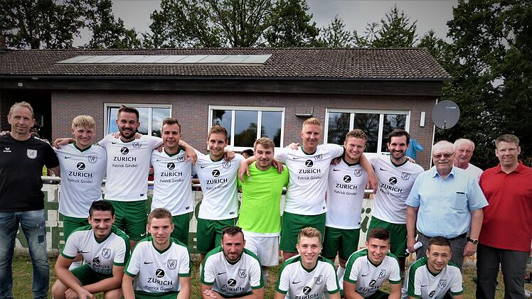 Neuer Stadtmeister im Freien ist der  VfR Katschenreuth. Unser Bild zeigt die Mannschaft des Bezirksligisten mit (hinten, von links) Trainer Detlef Zenk (links),  Pascal Kolb, Martin Schubert, Christopher Weggel, Hannes Michel, Dominic Buß, Stefan Wettermann, Lukas Beszczynski, Max Kirsch, TSV-Vorsitzendem Lothar Seyfferth, TSV-Spielleiter Hermann Stübinger und TSV-Fußballabteilungsleiter Nicolas Ostbomk sowie (vorne, von links) Julian Angermann, Moritz Amon, Eugen Abibullayev, Max Schubert, ...