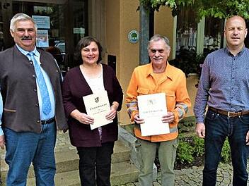 Andrea Müller und Helmut Goller wurden für 40 Jahre im öffentlichen Dienst durch die Marktgemeinde Wirsberg geehrt. Unser Bild zeigt von links Zweiten Bürgermeister Karl Heinz Opel, Andrea Müller, Helmut Goller und Bürgermeister Jochen Trier.  Foto: Werner Reißaus