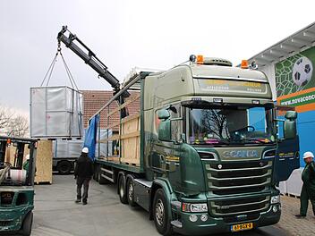 Lastwagen bringen alles - vom Kleinstmöbel bis zur, wie hier abgebildet, neuen Druckmaschine. Die Spediteure aber haben aktuell Sorgen. Foto: Archiv/S. Tiroch