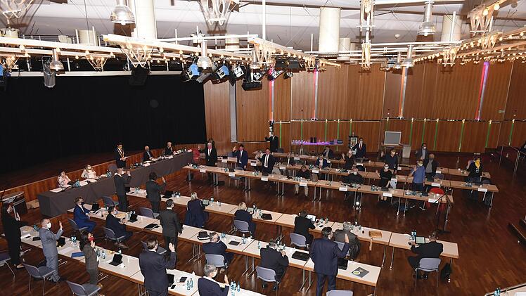 Wegen Corona tagt der Coburger Stadtrat derzeit immer im Kongresshaus (Szene fürs Foto nachgestellt, da Fotografieren in der Sitzung verboten ist).