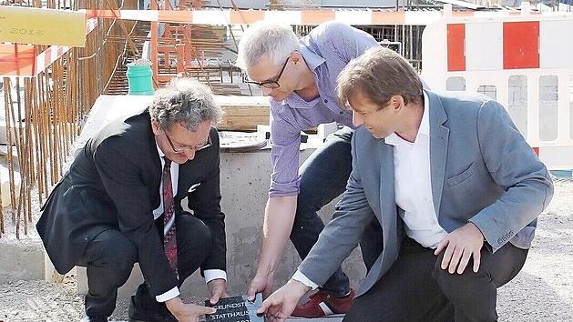 Ewald Maier, Vorstand der Sparkasse Forchheim, Oberb&uuml;rgermeister Uwe Kirschstein und Landrat Hermann Ulm legen den Grundstein f&uuml;r die &bdquo;Statt-H&auml;user&ldquo;.