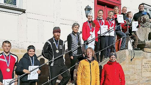 Die Gaumeister wurden von Turngau-Vorsitzenden Hartmut Jahn (gelbe Jacke) und Gaufachwartin und Organisatorin Johanna Knauer (daneben) mit Urkunden und Plaketen geehrt.