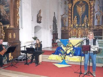 Musikalischer Abendausklang in der Klosterkirche am Kreuzberg mit Pastroralreferent Stephan Tengler (links), Maria Hesselbach und Gemeindereferentin Evi Warnke.