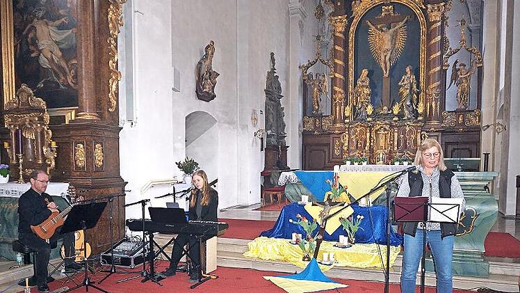 Musikalischer Abendausklang in der Klosterkirche am Kreuzberg mit Pastroralreferent Stephan Tengler (links), Maria Hesselbach und Gemeindereferentin Evi Warnke.